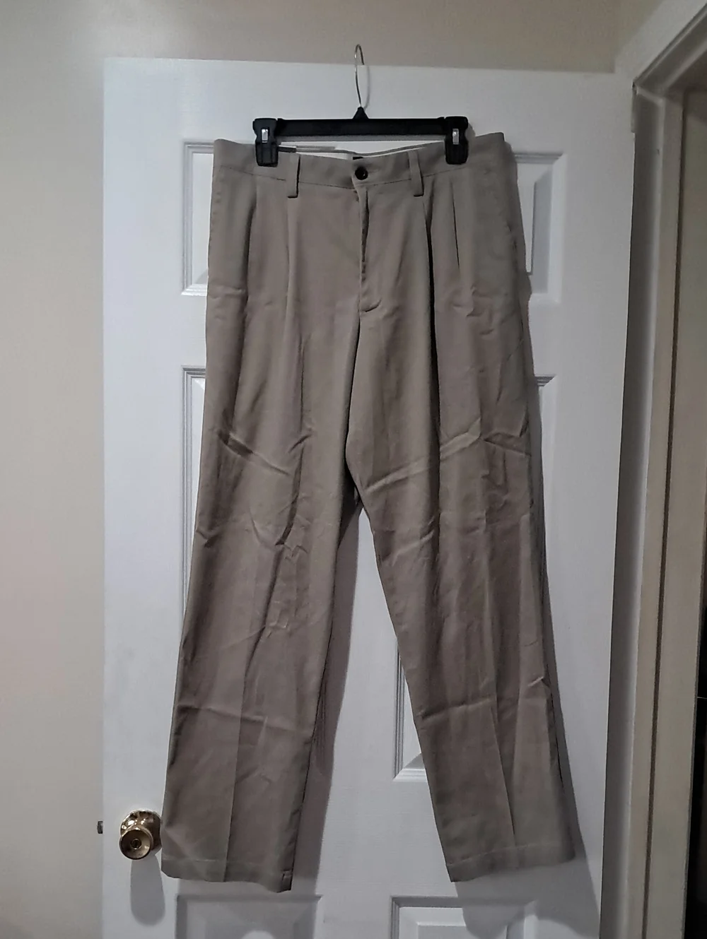 Dockers Men's Pleated  Pants in Khaki Beige